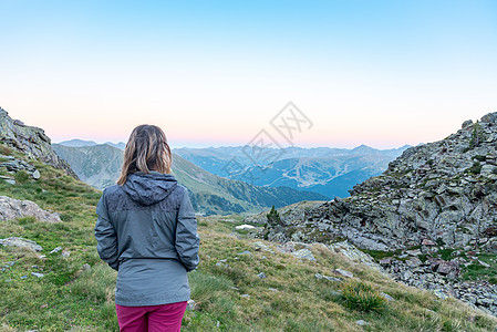 安道尔Estanyo山顶的Vall de Riu湖妇女i森林远足高度公园荒野石竹顶峰岩石山脉旅行图片