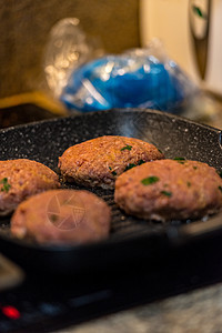 带跳舞火焰的煎汉堡包 完美烹饪餐厅洋葱蔬菜木板包子炙烤小吃沙拉乡村食物图片