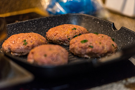 带跳舞火焰的煎汉堡包 完美烹饪乡村午餐沙拉食物桌子木头面包餐厅洋葱包子图片