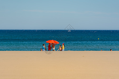 海滩上的人 在旅游镇Canet en R的阳光日村庄支撑沙丘海景房子橙子山脉日落茅草旅行图片