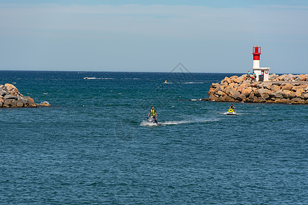 人们乘坐喷气式斯基日晒日在旅游城镇Canet en图片