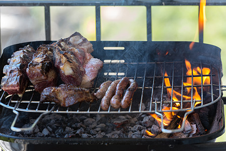传统阿根廷和乌拉圭烧烤晚宴的近闭式烘烤文化食物香肠牛扒余烬火盆厨房美食盘子图片