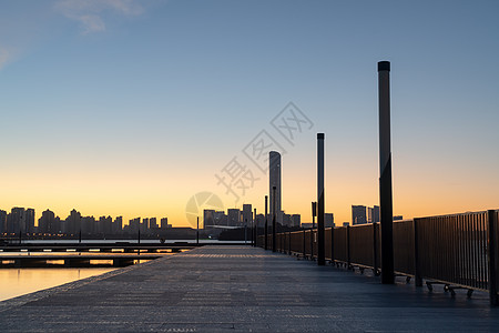 一个阳光明媚的早晨 空水泥平台市中心路面场地天际人行道天空地面日落蓝色公园图片