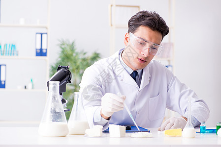 食品科学家在实验室内测试新产品生物学家化学家营养师农药牛奶保健研究卫生学生黄油图片