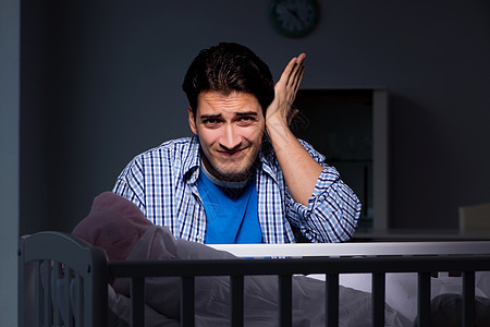 年轻父亲因夜间婴儿哭泣而承受压力挫折新生尖叫苗圃婴儿床绞痛父母气体童年卧室图片