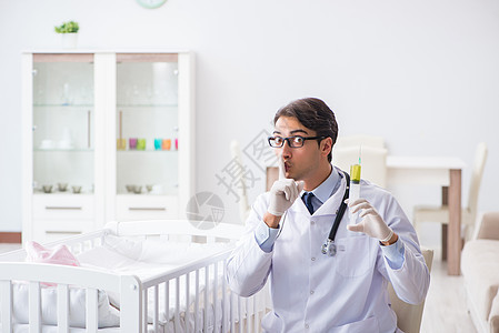 准备进行婴儿疫苗接种的医生保健男人孩子诊断药品医院疾病专家治疗病人图片