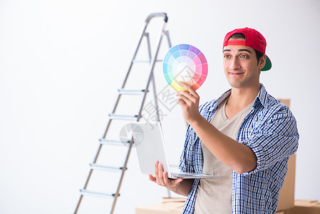 年轻画家承包商选择家庭翻新的颜色青年画家梯子装潢质量笔记本工人热情工作服装潢师房间调色板图片