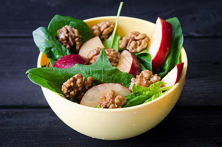 配有坚果和苹果的菠菜沙拉敷料洋葱饮食小吃早餐水果食物午餐草本植物美食图片