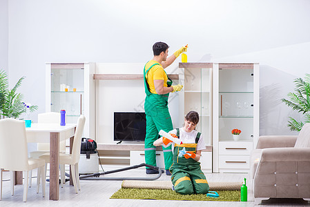 在家工作的清洁专业承包商的清洁职业订约人微笑家庭刷子海绵房子打扫灰尘扫帚房间清洁度图片
