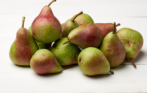 白木桌上一堆成熟的绿梨子图片