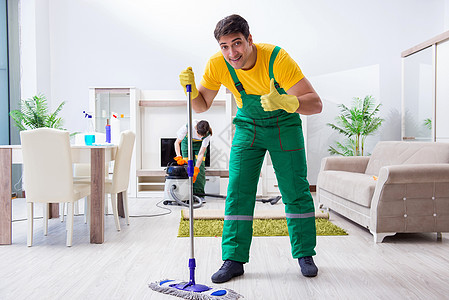 在家工作的清洁专业承包商的清洁职业订约人海绵房间清洁度地毯打扫清扫房子真空拇指卫生图片