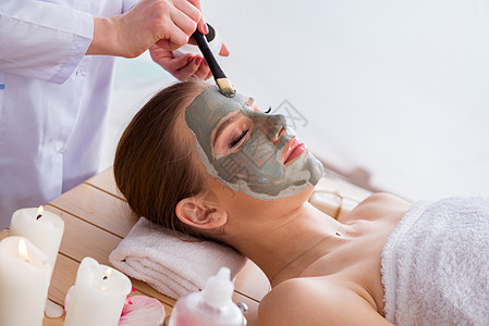 带面罩的女青年在温泉保健概念中保湿皮肤润肤按摩清洁打扫沙龙女孩面具女性图片