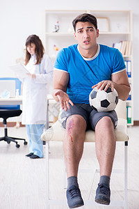 受伤后看医生的足球足球足球运动员病人手术治疗男人拜访诊所卫生疼痛石膏绷带图片