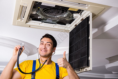 修理天顶空调机房维修修理工工程师力量交流电安装工人男人冷气机护发素电工器具图片