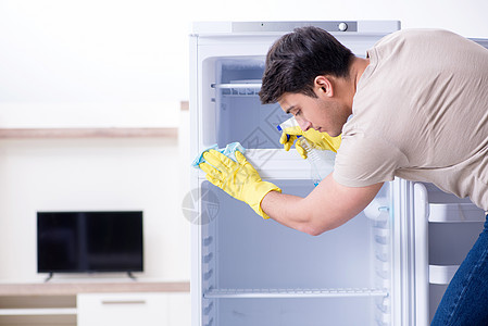 在卫生概念中男人清洁冰箱清洁工家务手套器具家庭房子架子抹布橡皮女佣图片