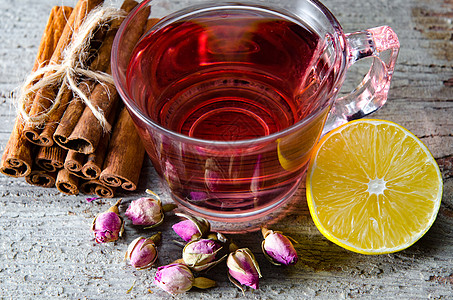 杯子里的水果白莓茶 放在桌上玫瑰叶子芳香山楂花瓣饮料早餐柠檬玻璃桌子图片