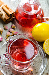 杯子里的水果白莓茶 放在桌上山楂饮料玫瑰薄荷食物茶壶勺子植物芳香叶子图片