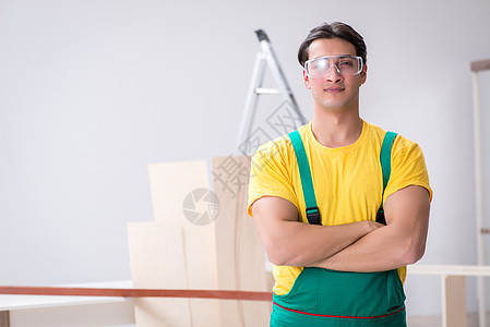 建筑工地身着保护性护目镜的工人导师眼睛风镜房子修理工工作木工工具男人建设者图片