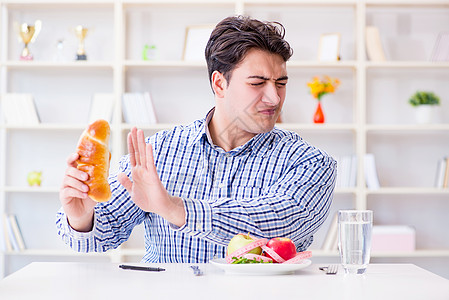 人类在饮食中有健康食物和面包的两难境地营养蔬菜饥饿男人水果早餐仪表餐厅排毒包子图片