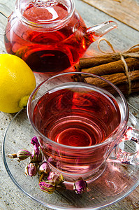 杯子里的水果白莓茶 放在桌上芳香玻璃肉桂茶壶饮料草本植物玫瑰早餐柠檬勺子图片