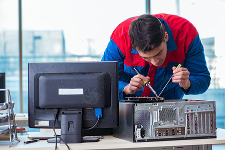 修理车间破损计算机的计算机技工技术员乐器男人桌面工具展示硬件修理工专家电路安装图片