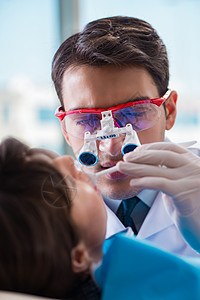 病人看牙医 进行定期检查和补足医生牙科美白医院眼镜手术考试卫生牙齿程序图片