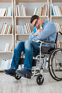 学习在图书馆里的残疾学生书架培训班残障教科书训练椅子睡眠修订工作书迷图片