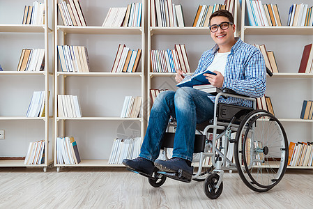 学习在图书馆里的残疾学生书店书架残障保健图书工作椅子卫生阅读男人背景图片