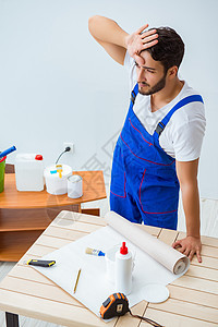 翻修期间在墙纸上工作的工作人员房间刷子建筑服务房子维修工具画家工作服装修图片