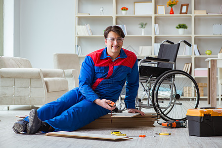 残疾人在办公室铺地板层的男子仪表工具轮椅木地板安装硬木工具箱木匠工人残障图片