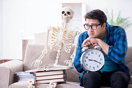 学生在学习时有骨架准备考试时间颅骨骨骼图书阅读青少年知识图书馆压力大学图片