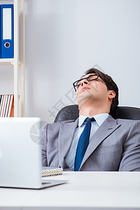 在办公室工作的不愉快的商务人士报告挫折超载人士员工商务文书睡眠经理男人图片