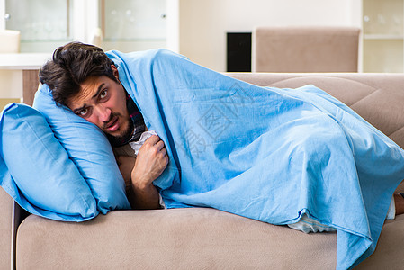 家里患有流感的患病青年男子挫折痛苦沙发感染病人围巾手帕发烧保健疼痛图片