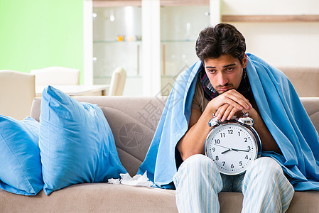 家里有流感的患病青年男子 在时间管理上受到感冒图片