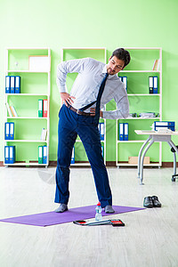 雇员在工作休息期间参加锻炼职场桌子人士员工爱好有氧运动运动员商务生活商业图片