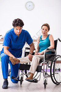 交通意外事故后恢复工作的妇女残障病人治疗理疗女士按摩疗法人士康复卫生图片