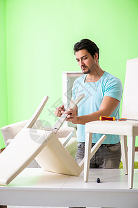 在家修理家具的男子木头木匠组装座位工作安装房子工匠桌子木制品图片