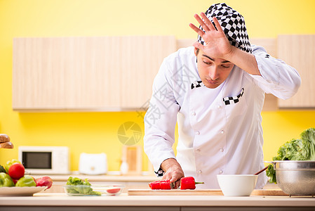 在家做沙拉的年轻专业厨师男人胡椒餐厅厨房饮食美食家庭围裙午餐蔬菜图片