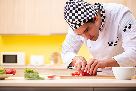 在家做沙拉的年轻专业厨师餐厅丈夫主妇男人午餐食物木板围裙营养胡椒图片