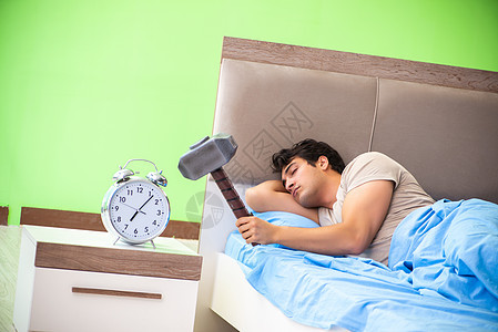人睡眠有问题警报男人时间午睡失眠闹钟说谎痛苦疾病工作图片