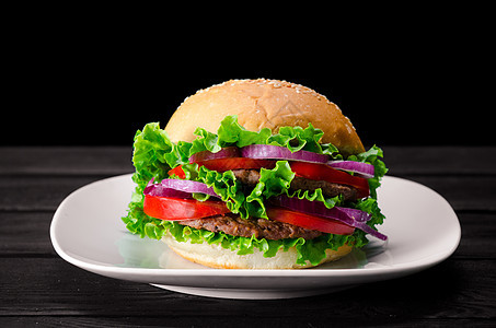汉堡在面包包中用于营养快餐概念炙烤桌子面包菜单沙拉薯条熏肉芝士洋葱牛扒图片