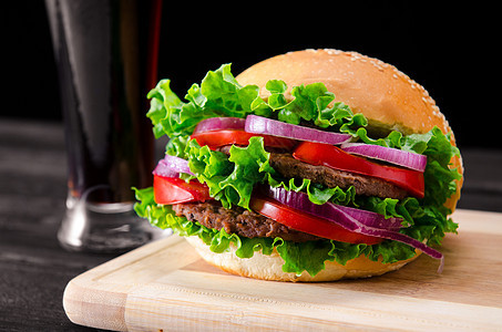 汉堡在面包包中用于营养快餐概念牛扒蔬菜面包熏肉薯条油炸烧烤餐厅食物牛肉图片