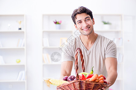 健康饮食和饮食概念中的青年男子蔬菜水果早餐玉米排毒身体重量午餐园艺农业图片