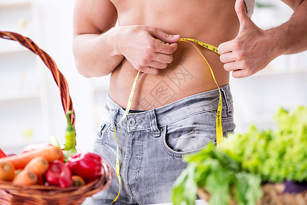 健康饮食和饮食概念中的青年男子腹肌午餐营养胡椒篮子玉米男人健康水果蔬菜图片