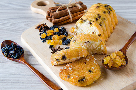甜食面包 带葡萄干 为圣诞节烘烤小麦盘子蛋糕包子水果酵母脆皮早餐糕点肉桂图片