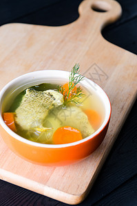 鱼汤放在盘子桌上香料海鲜烹饪食物胡椒桌子土豆餐厅勺子蔬菜图片