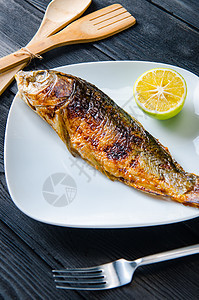 炸鱼在盘子上午餐鳕鱼烹饪营养美食草药鱼片柠檬油炸桌子图片