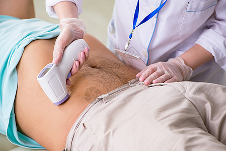 为超声波检查程序而访问放射科的年轻人男人腹部医院诊断疾病乐器检测长椅病人药品图片