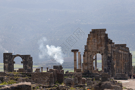 Volubilis是摩洛哥Meknes市附近一个部分挖掘的柏柏尔城考古学王国首都考古历史性废墟帝国寺庙石头旅游图片