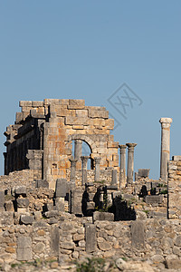 Volubilis是摩洛哥Meknes市附近一个部分挖掘的柏柏尔城首都柱子纪念碑旅游王国考古石头废墟帝国历史性图片